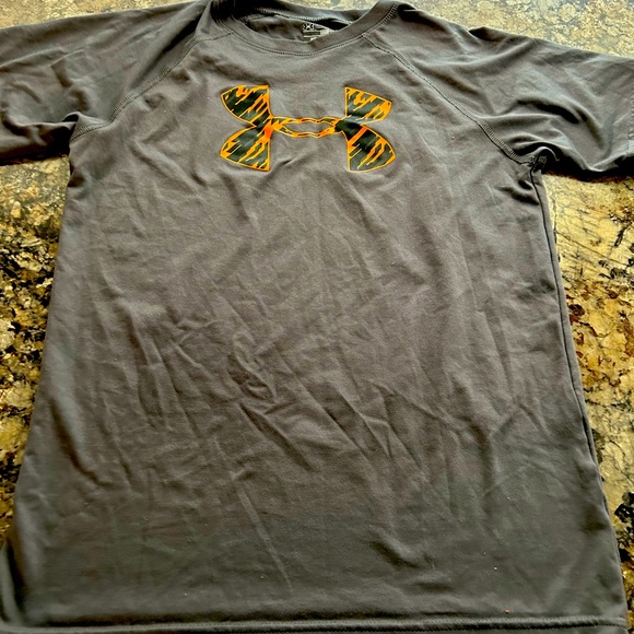 UNDER ARMOUR youth large loose fit. Short sleeve - Picture 1 of 4